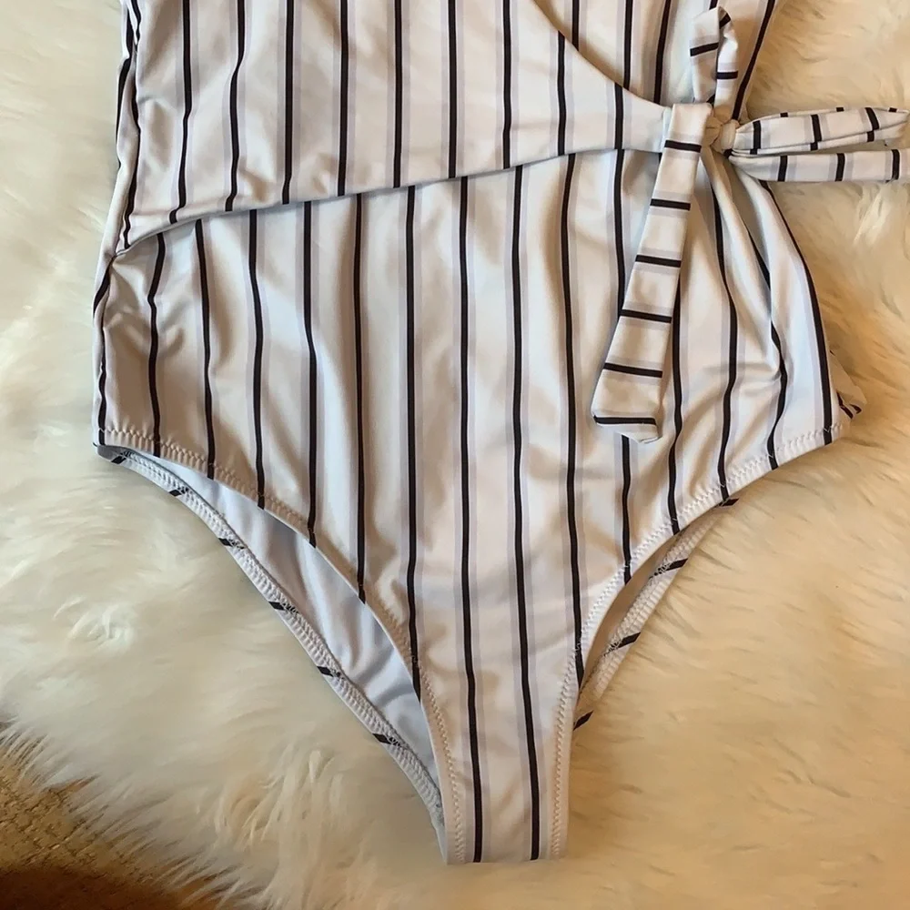 Cupshe one piece swimsuit White with stripes Size Medium